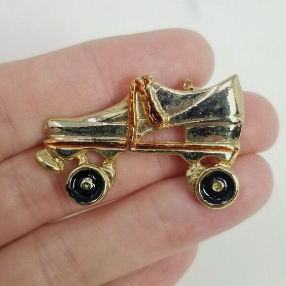 Vintage Roller Skate Brooch, Gold Tone Enamel Retro Design, Estate Derby - Picture 2 of 5